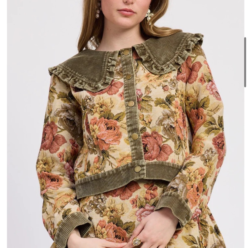 JACQUIE
THE LABEL
Nathalia Floral Print Jacket